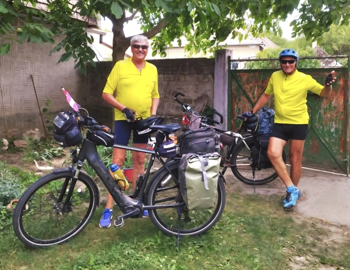 Bernhard Wascher und Josef Szarvas mit ihren leichten Elektrofahrrädern und höchstens zehn Kilogramm Gepäck