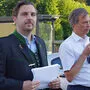 Markus Anton Lindner (l.) und Bürgermeister Fritz Kratzer bei der Bürgerversammlung in Arndorf