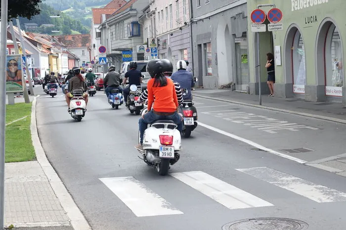 Am Koloman-Wallisch-Platz versammeln sich die Vespafahrer, um ihre Fahrzeuge segnen zu lassen.