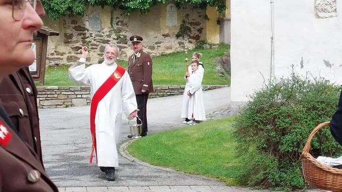 Über 150 Feuerwehrmitglieder marschierten begleitet vom Musikverein St. Peter zur Pfarrkirche, wo Diakon Rupert Unterkofler den Festgottesdienst zelebrierte.