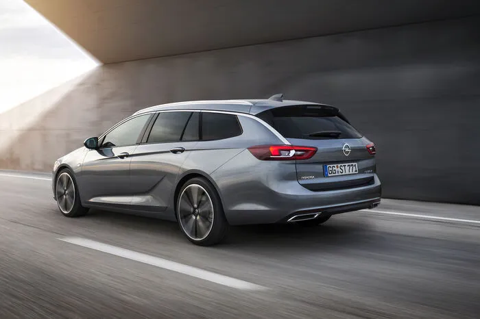 Ansonsten haben die Rüsselsheimer den Insignia Sports Tourer aber erfolgreich auf Diät gesetzt. Durch großzügigen Einsatz von Aluminium und hochfesten Stählen konnte das Gewicht im Vergleich zum ersten Sports Tourer um 200 Kilogramm gesenkt werden.