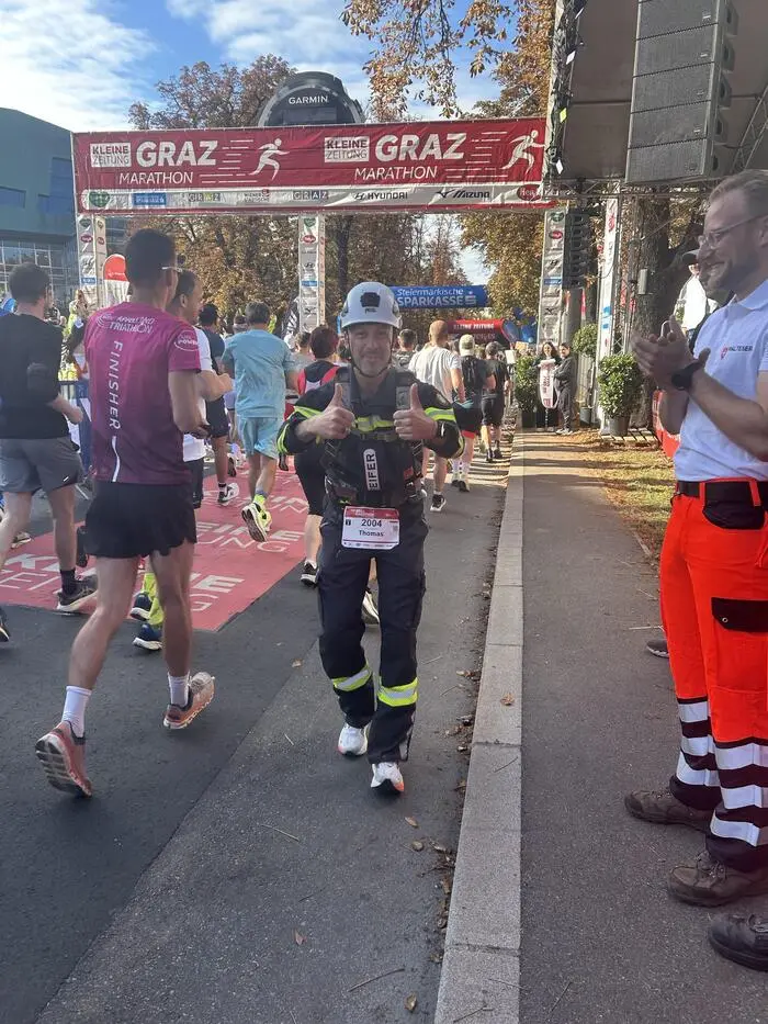 Wow! Feuerwehrler bestreiten Graz-Marathon in voller Montur