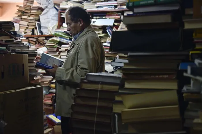 Unter den Büchern sind neben Romanen auch Gedichtsammlungen oder Erziehungsratgeber.