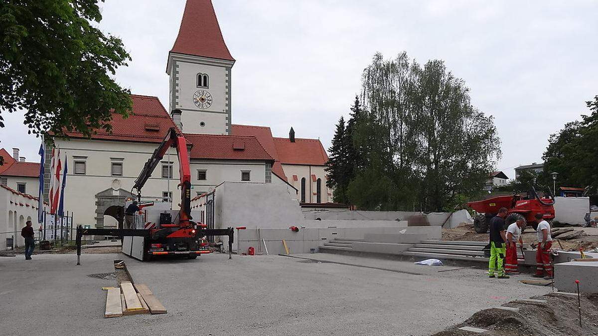 Zwei neue Zugänge zum Stift Eberndorf entstehen gerade, ein barrierefreier und einer mit Treppen