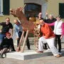 Der goldene Glücksesel mit den geweihten und vergoldeten Hufeisen