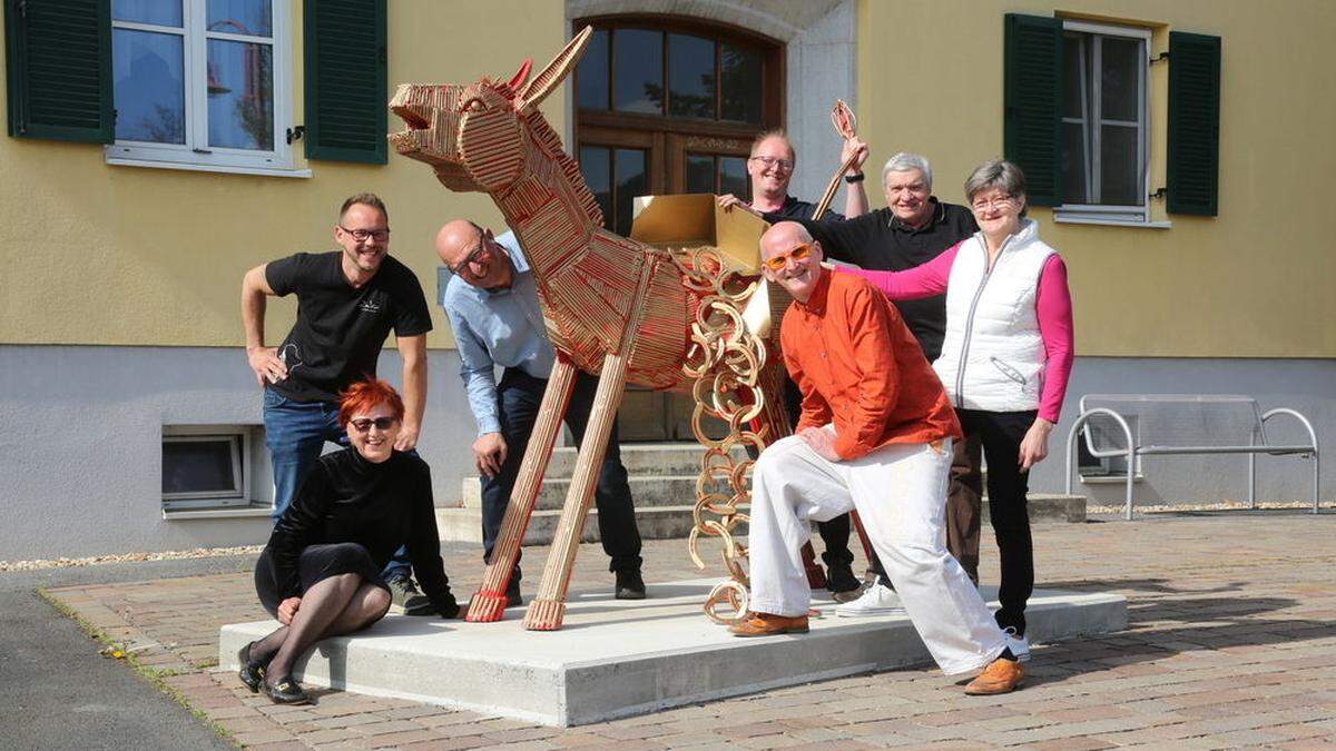 Der goldene Glücksesel mit den geweihten und vergoldeten Hufeisen