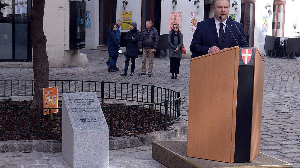 Bürgermeister Michael Ludwig bei der Enthüllung des Gedenksteins
