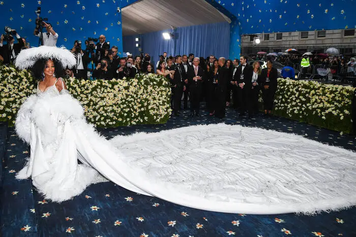 Sängerin Diana Ross präsentierte sich den Fotografen in einem atemberaubenden Outfit ganz in Weiß. Das mit Kristallen und Perlen besetzte Kleid wurde durch eine fünf Meter Schleppe perfekt in Szene gesetzt.