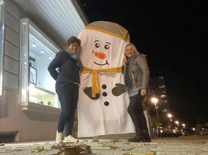 Sabine Unterweger und Sabine Zechner mit einem Schneemann-Radi