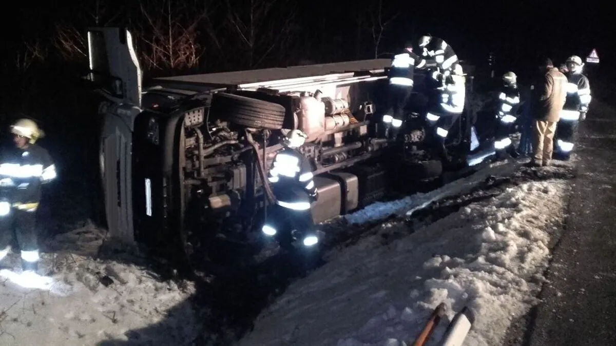 Lebensmitteltransporter im Straßengraben