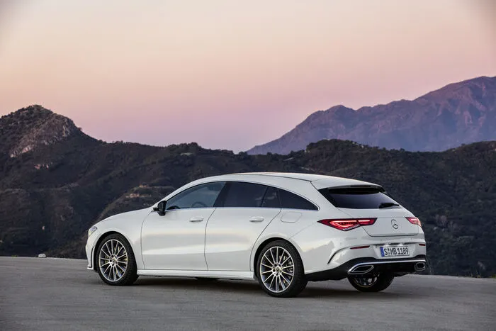 Das Interieur kennen wir bereits aus dem Coupé: Das Widescreen-Display steht völlig frei ohne Hutze auf dem flügelförmigen Grundkörper der Instrumententafel, auf Wusch gibt es sogar ein vollfarbiges Head-up-Display und Navigation mit Augmented Reality.