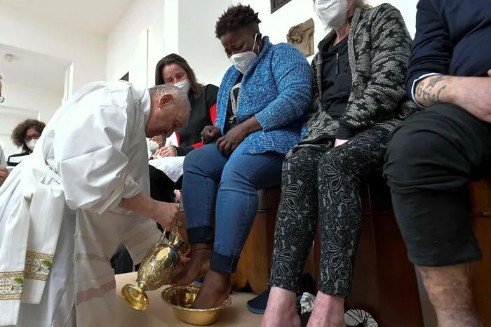 Papst Franziskus wusch zwölf Häftlingen die Füße.