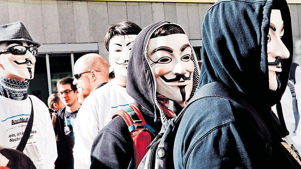 Masken, wohin man blickt: Der moderne „Jedermann“ zeigt sein Gesicht nicht mehr