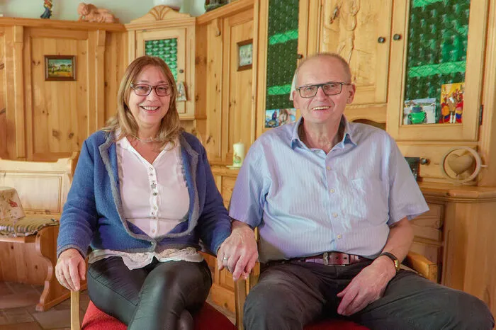 Herbert, 65-jähriger Landwirt in Pension aus Niederösterreich, war 2012 bei den „Liebesg’schichten“, um mit Hilfe von Elizabeth T. Spira dem Alleinsein ein Ende zu machen. Und es hat bis heute geklappt! Schon 2014 war Herbert - der bis zu diesem Zeitpunkt in seinem Leben noch nie eine Beziehung gehabt hatte - in einer Bilanzsendung zu sehen. Er fand Monika, die Frau seines Lebens. Sie heirateten. Heute - sechs Jahre später - sind die beiden noch immer ein glückliches Ehepaar. „Ich bin froh, dass ich den Weg zu den ‚Liebesg’schichten‘ gewagt habe.