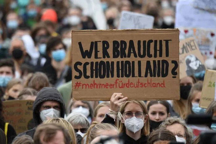 Nach einem Prostestmarsch gab es eine Abschlusskundgebung vor dem Reichstagsgebäude.
