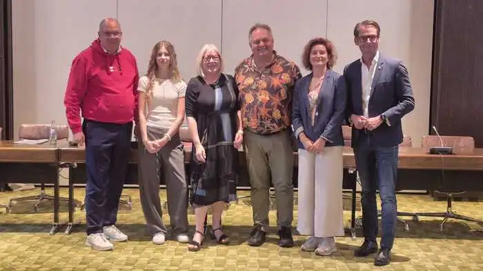(von links) Bürgermeister Kai Uwe Tietz, Hannah Breitbarth, Ruth Forschbach, Sepp Graßmugg, Barbara Murer, Bürgermeister Matthäus Bachernegg