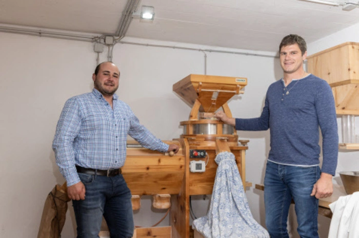 Martin Lackner und Franz Neuper mit ihrer Mühle aus Zirbenholz