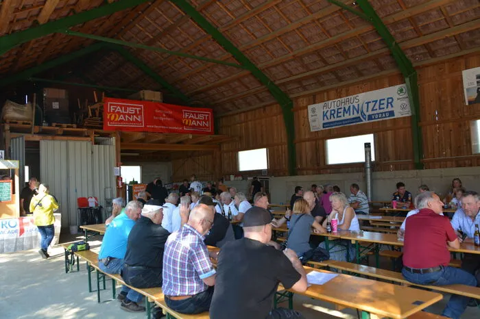 Auch für Essen und Getränke war gesorgt. Es gab Grillhendl und daneben eine Hüpfburg für die Kleinen.