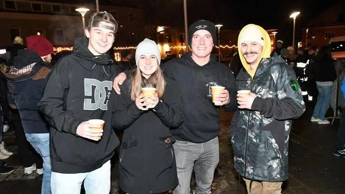 Ausgelassene Stimmung herrschte am Donnerstag am Hauptplatz in Neumarkt, der Perchtenlauf lockte zahlreiche kleine und große Besucherinnen und Besucher.