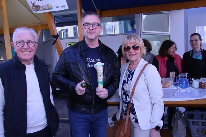 Bürgermeister Helmut Linhart (Mitte) verteilte mit seinem Team steirische Krenwurzen und gefärbte Ostereier, „bereits am Vormittag waren 2000 Eier und 1000 Krenwurzen weg“, freute sich das Gemeindeoberhaupt.