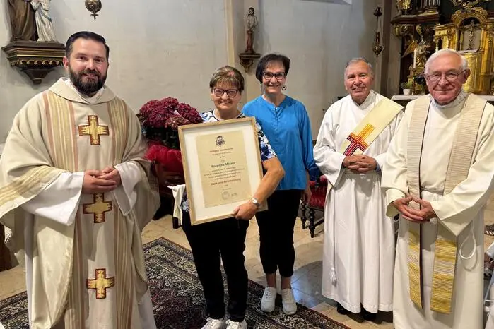 Den Festgottesdienst gestaltete Pfarrer Ioan Bilc gemeinsam mit Vikar Jozef Hertling und Pfarrer Peter Rosenberger. Anlässlich ihres 70.Geburtages wurde der früheren Pfarrgemeinderatsvorsitzenden Roswitha Maurer für ihre jahrzehntelangen geleisteten ehrenamtlichen Dienste in der Pfarre eine Dank- und Annerkennungsurkunde überreicht