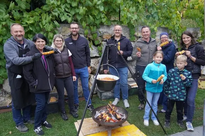 Für die kleinen Gäste gab es ein abwechslungsreiches Kinderprogramm und Platz zum Spielen. Ab 15 Uhr lud das ÖVP-Forum Thannhausen unter Bürgermeister Johannes Hiebler-Texer zum Verkosten und Plaudern ein. Auf der Speisekarte fanden sich unter anderem Erdapfel-Gulasch und Spiralkartoffeln. 