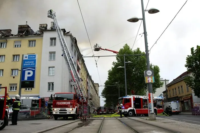 Die Berufsfeuerwehr der Stadt stand im Großeinsatz. Die Flammen mussten bekämpft, Menschen aus der Gefahrenzone gebracht werden.
