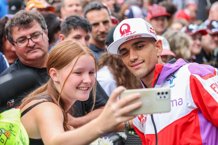 Doch auch die aktuellen Helden im Spitzenfeld waren ein beliebtes Fotomotiv wie Pramac-Pilot Jorge Martin.