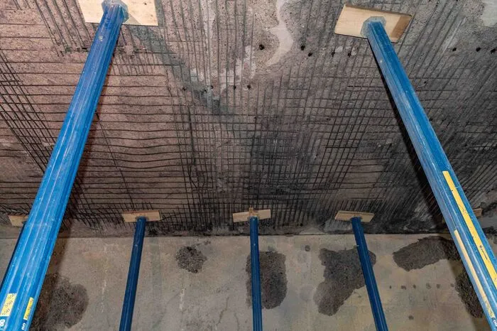 Beim Abbruch nehmen die Arbeiter auch in Kauf, dass Steher knicken. Es gilt die höchste Sicherheitsstufe. Kein Arbeiter darf im Bereich unter den Deckenfelder sein.