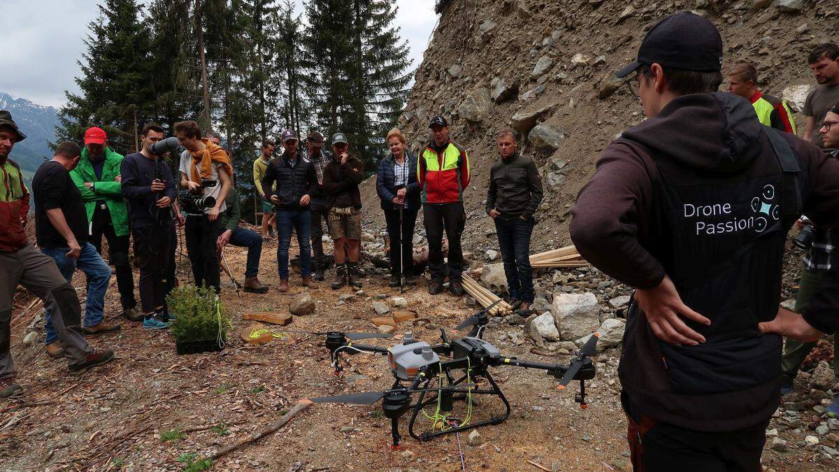 Den interessierten Waldbauern werden verschiedene technische Hilfsmittel vorgestellt