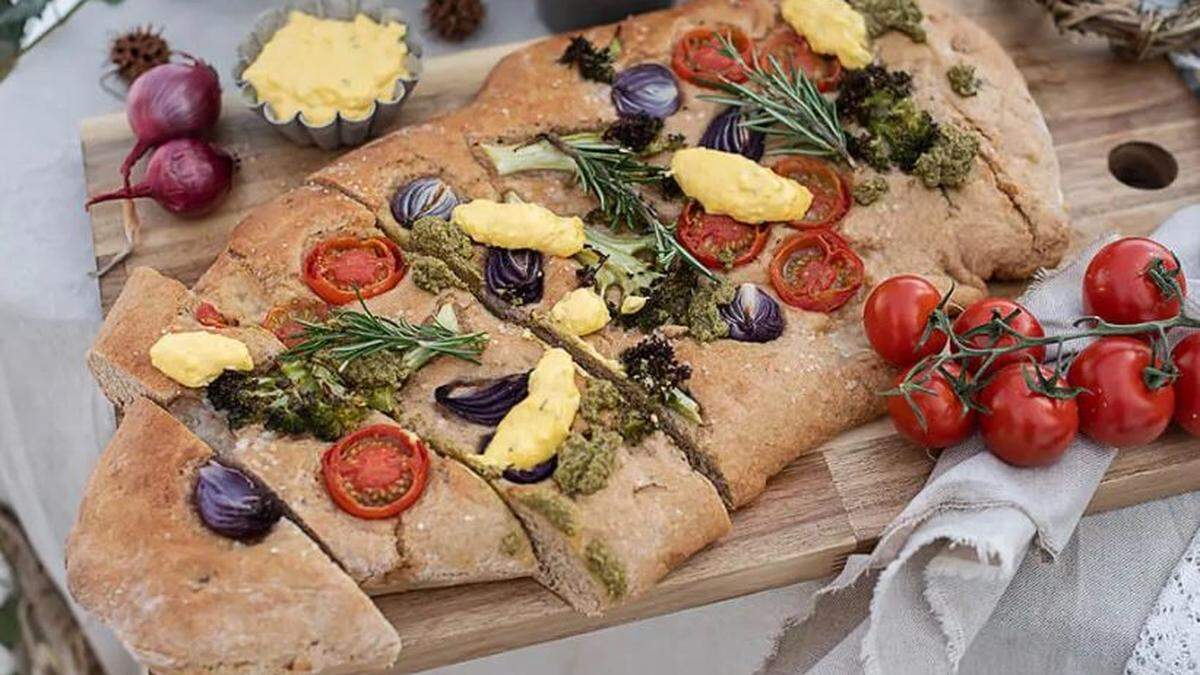 Italien trifft auf heimischen Genuss – Dinkel-Focaccia mit Wintergemüse