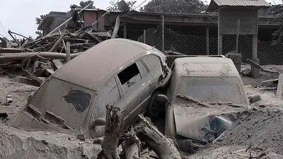 Beim vorherigen Ausbruch am Sonntag waren mindestens 75 Menschen ums Leben gekommen, fast 200 Menschen wurden immer noch vermisst