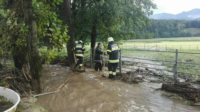Auf den Serpentinen (L106 Wellersdorfer Landesstraße) in der Gemeinde Ludmannsdorf entstanden durch mehrere Murenabgänge am Montag erheblicher Schäden an der Fahrbahn.