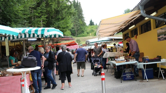 Der Bauernmarkt an der Norduferpromenade in St. Kanzian und verfügt über zahlreiche Parkplätze.