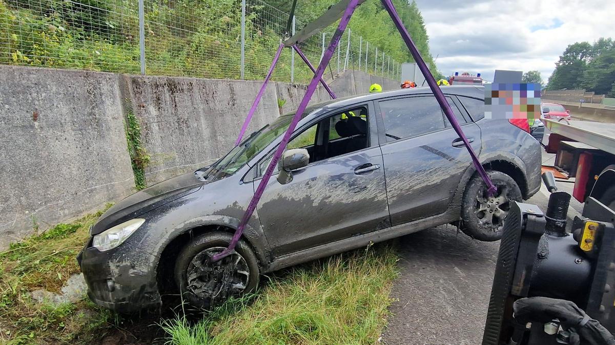 Ein Abschleppunternehmen unterstützte die Feuerwehr beim Bergen des verunfallten Fahrzeugs auf der S 6 im Bereich Leoben