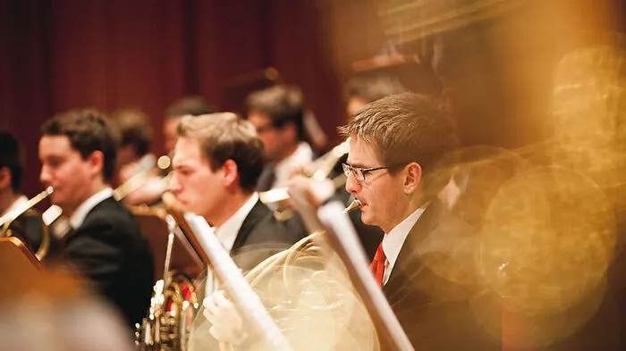 Erstmals treten die Musiker in der Kirche auf