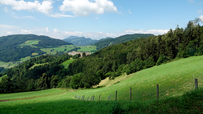 Da neben den vielen Wanderern immer mehr Radfahrer in das Weizer Almenland radeln, wurde auf Initiative  des Touristenverbandes St. Kathrein am Offenegg gemeinsam mit dem Tourismusverband Weiz eine „Almenland-Radtour“ von Weiz auf die Brandlucken initiiert.