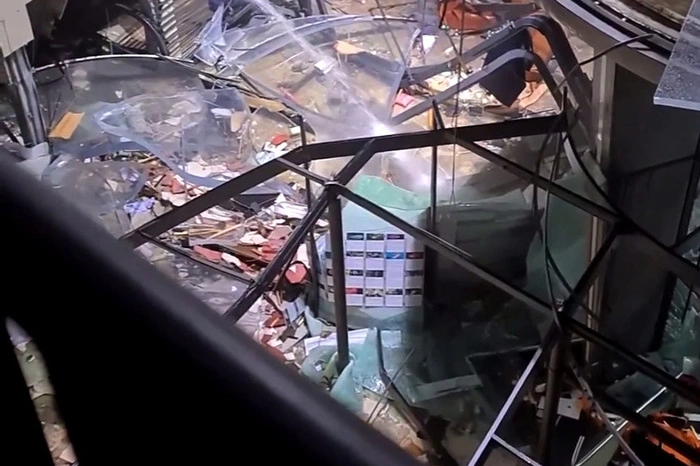 Nach Angaben der Feuerwehr wurde der Riesenbehälter mit einer Million Liter Wasser sehr schnell zerstört. „Wenn das Aquarium defekt ist, dann platzt das schlagartig“, sagte ein Feuerwehrsprecher.
