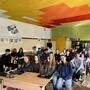 Schülerinnen und Schüler in einem Klassenzimmer