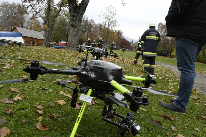 Eindrucksvolle Bilder aus der Luft lieferten professionelle Drohnen, sie simulierten auch einen Hubschrauberanflug zur Einsatzzentrale im Klinger-Park in Seeboden.