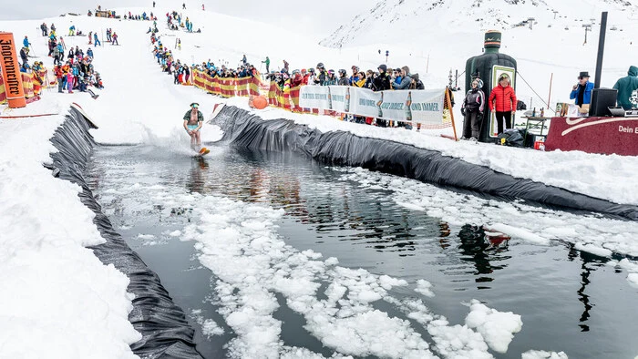 Es regierte der Spaß - bei Wasserplantschern und Publikum bei der Mooser Alm auf der Brunnalm