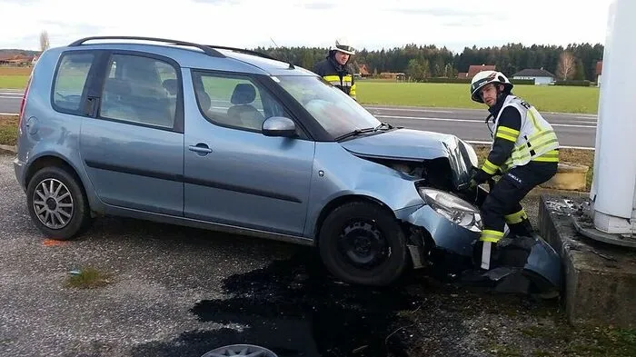 Die Feuerwehr öffnete die Motorhaube, um die Batterie abzuklemmen.