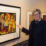 Galeriechefin Erika Schuster vor einem der Picassos in der Stadtturmgalerie