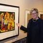 Galeriechefin Erika Schuster vor einem der Picassos in der Stadtturmgalerie
