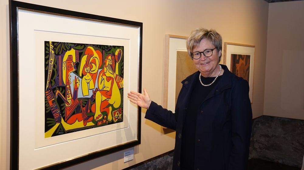 Galeriechefin Erika Schuster vor einem der Picassos in der Stadtturmgalerie