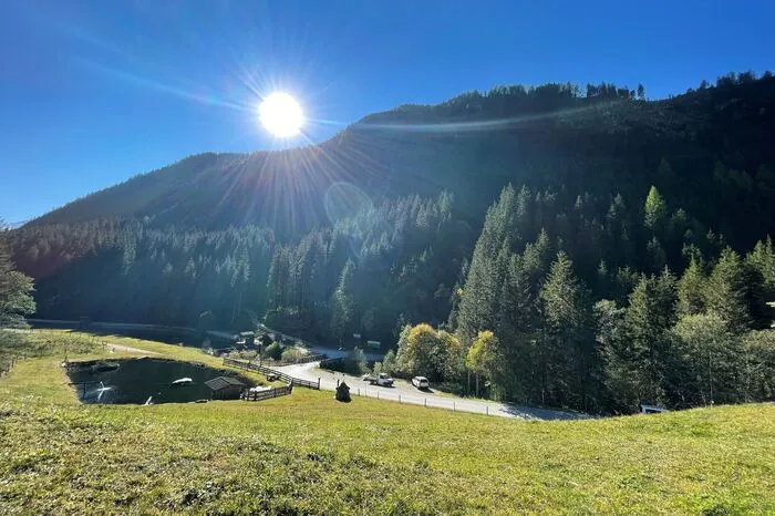 Hier ganz oberhalb der Strickbrücke (rechts neben der Sonne) wurde gesprengt