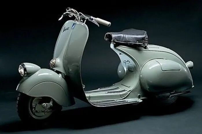 Unterstützt von seinem Lieblingsdesigner Mario D’Este benötigte D’Ascanio für die ersten Skizzen der Vespa, die im April 1946 in Pontedera erstmals vom Band rollte, lediglich ein paar Tage. Getauft wurde es von Enrico Piaggio selbst, der beim Anblick des Prototyps M6 mit seinem breiten Mittelteil, auf welchem der Fahrer saß, und seiner schmalen Taille ausrief: "Es sieht wie eine Wespe aus!" Damit hatte das Kind auch einen Namen: Vespa.