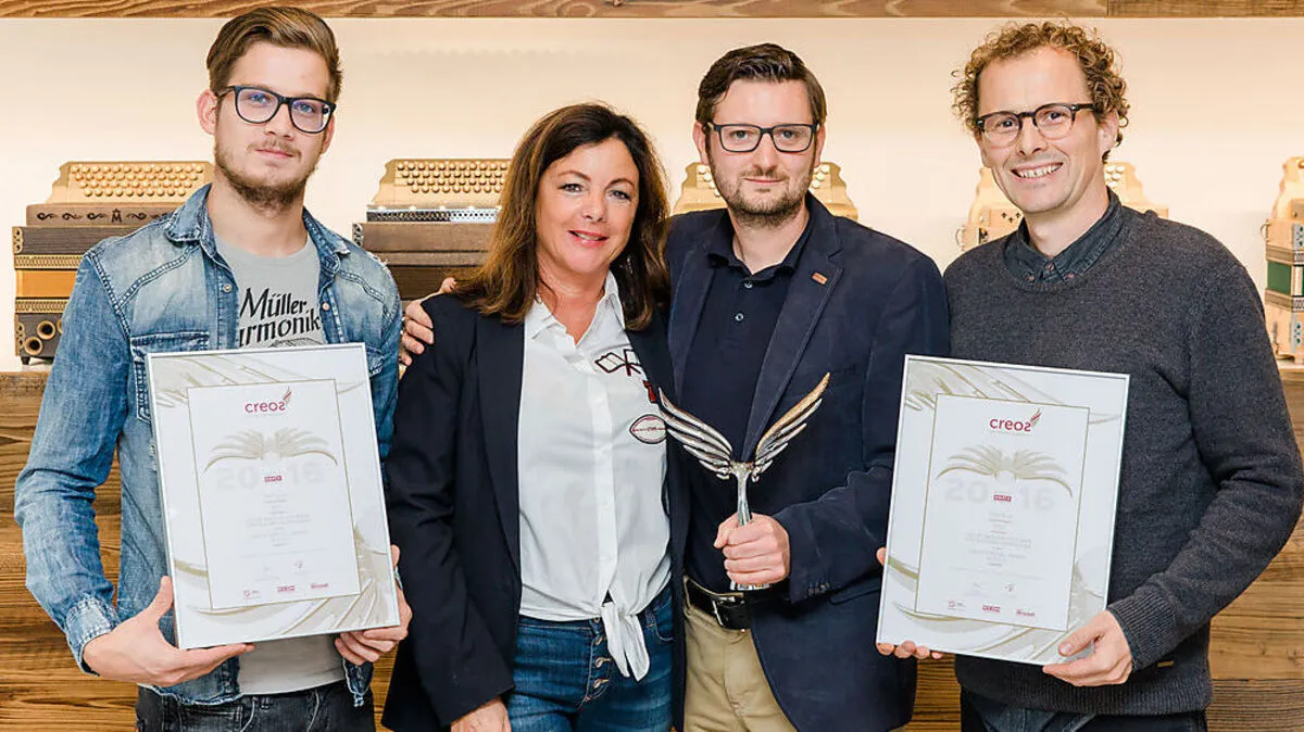 Gold gab es für die Wolfsberger Werbeagentur „traceur“ für die Harmonika Müller-Broschüre. Am Bild von links: Marcel Müller und seine Mutter Edith Müller (Harmonika Müller) mit Franz Eberhard (Werbeagentur „traceur“) und Unterwasser- fotograf Christoph Steinbauer	