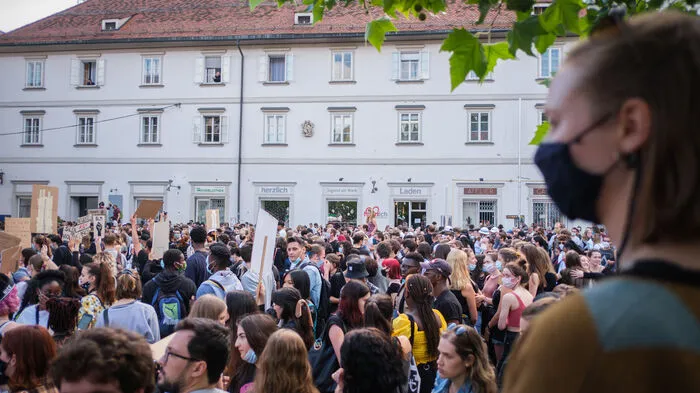 Schon vor Beginn der Demonstration am Mariahilferplatz war klar, dass es nicht bei 1000 Teilnehmern bleiben würde. Die Menschenmasse quoll in Seitengassen über.