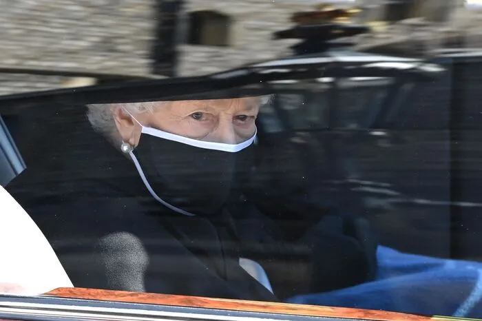 Später traf die Monarchin in einer dunklen Limousine ein.